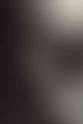 Mutter, Vater und Baby gehen im Park spazieren