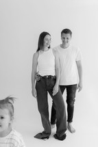 Eine Familie wird in einem Fotostudio fotografiert