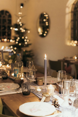 Eine Kerze brennt auf dem Hochzeitstisch