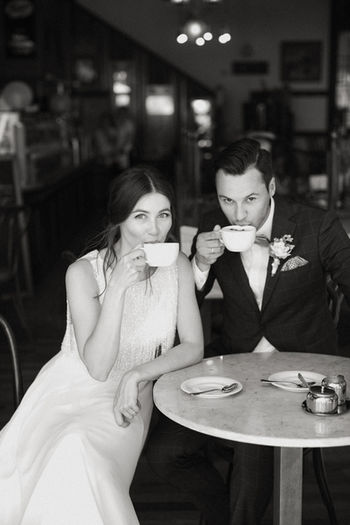 Braut und Bräutigam trinken Kaffee im Café.