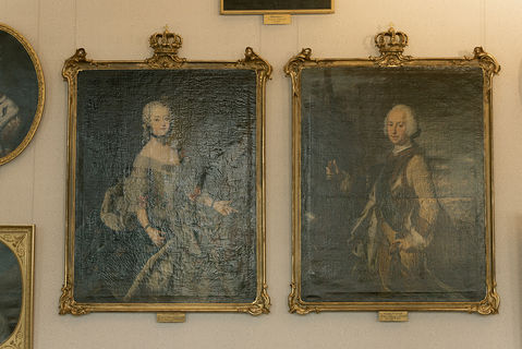Gemälde an den Wänden des Schlosses