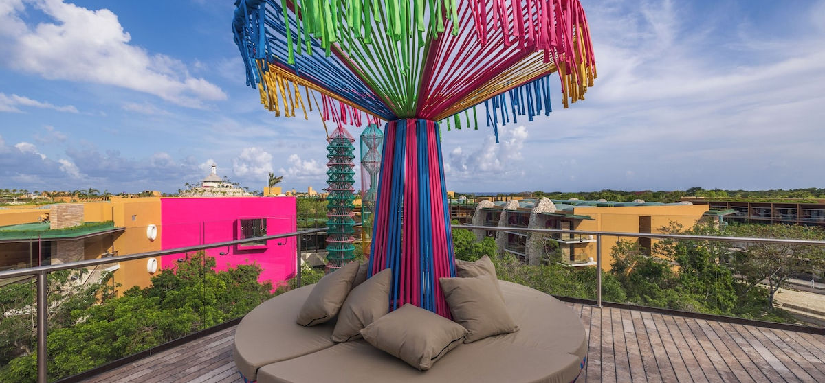 Área de descanso colorida no terraço de Xcaret, México.