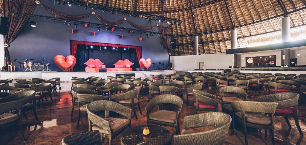Teatro com palco sob uma grande palapa