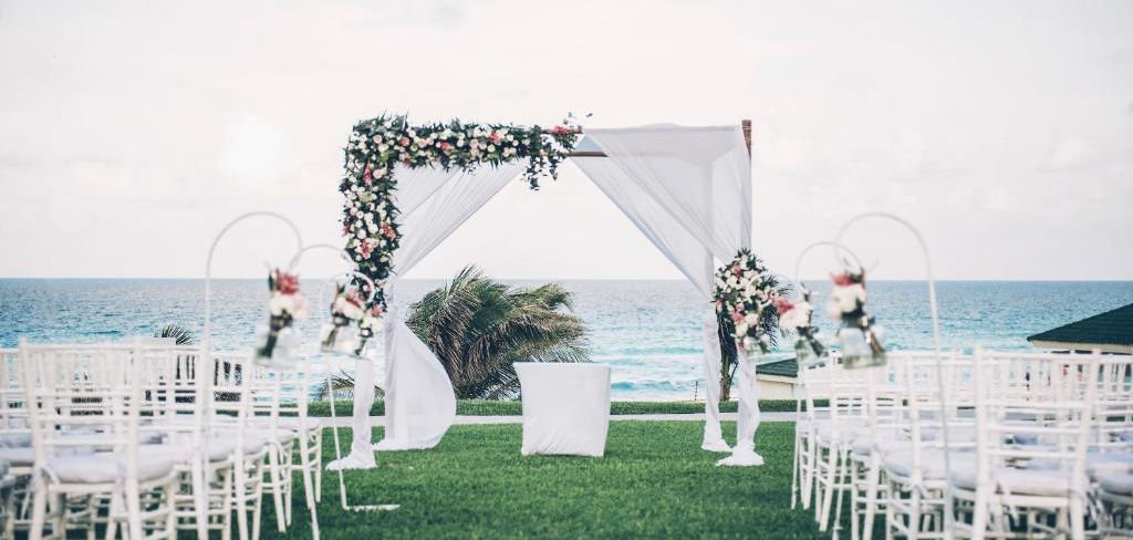 Altar de casamento de frente para o mar no Iberostar Selection Paraíso Maya.