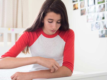 Chữa viêm da cơ địa bằng lá khế có thật sự hiệu quả?