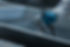 captura-de-um-trabalhador-em-luvas-de-protecao-pintando-detalhes-de-madeira (1).jpg