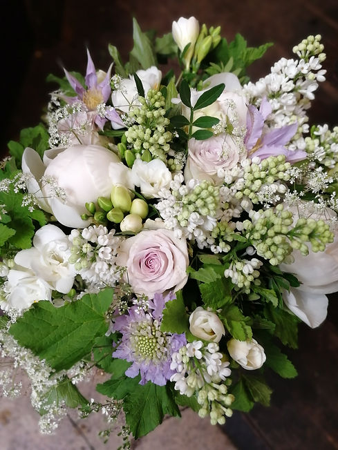 Bouquet de mariée de printemps parme et blanc pivoine et lilas, clématite et scabieuse