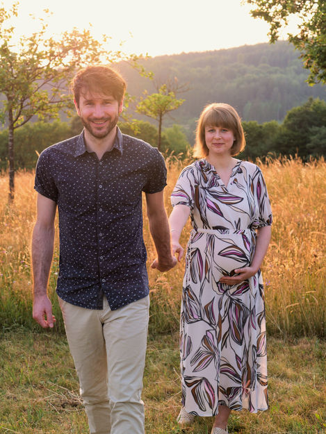 Babybauch bei Sonnenuntergang