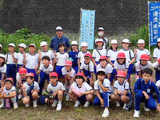 今年も小学生と鮎放流