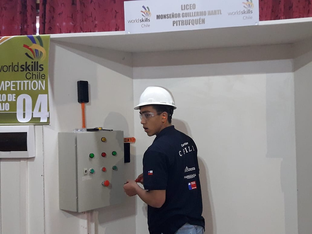 Cristofer Vera, estudiante 4ºG Especialidad de Electricidad