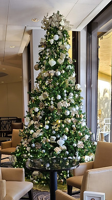 PGA National Palm Beach Gardens FL - lobby Christmas tree - side view - holiday decorations 2021