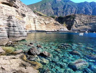 "Di là dal fiume e tra gli alberi": A Salina, isola verde