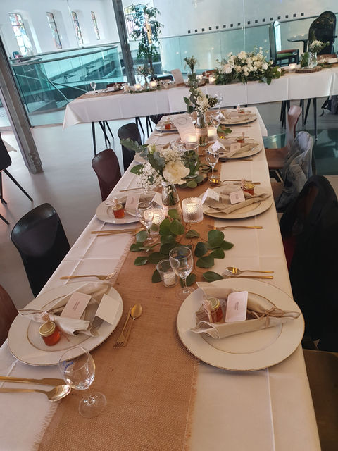 Festlich gedeckte Tafel mit Blumenschmuck