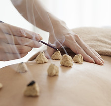 Women who are prescribed the moxibustion on the back in the salon.jpg