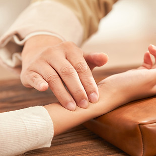 The doctor of traditional Chinese medicine pulse.