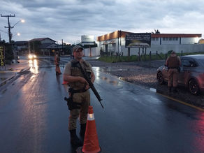 Operação Ordem Pública da PMSC prende quatro pessoas e recupera carro roubado no Sul do estado
