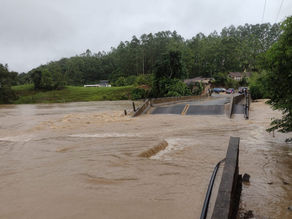 Nível do Rio Capivari sobe e leva cabeceira de ponte em São Martinho, no Sul de SC