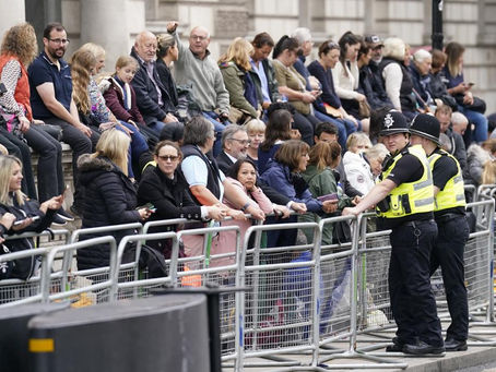 Multidões se reúnem em Londres para acompanhar a procissão do caixão da rainha