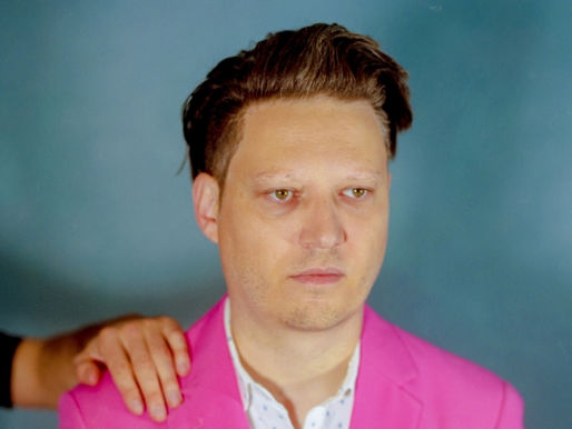 Amen continua mantendo o ritmo e o equilíbrio da discografia do projeto Get Well Soon.