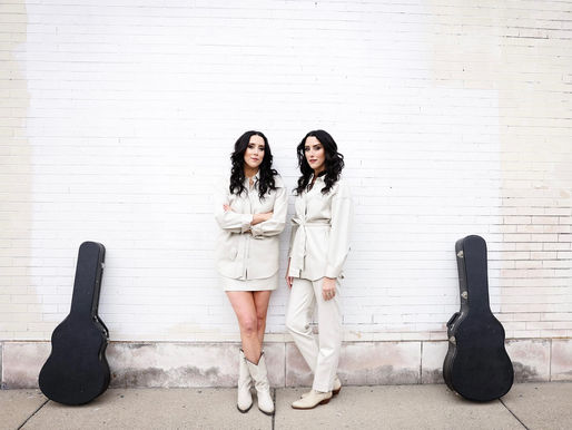 Pé na atualidade sem desligamento das raízes do Country seguram Holler, disco de The Watson Twins