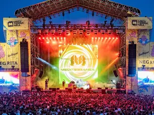 Escenario del Mediterránea Festival en Gandia durante un concierto