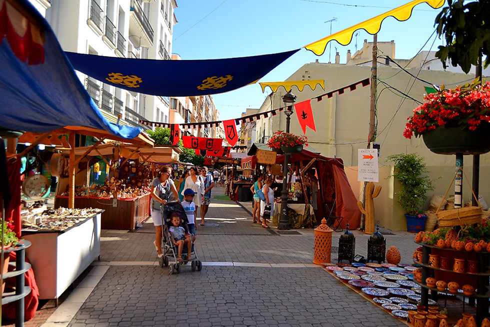 Mercadillo de verano en Estepona con puestos de artesanía y ambiente familiar