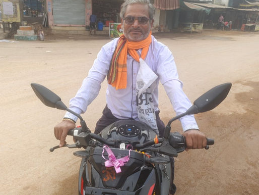  छत्तीसगढ़ कृषक उन्नति योजना की राशि से नई मोटरसाइकिल खरीदते हुए किसान विष्णु साहू