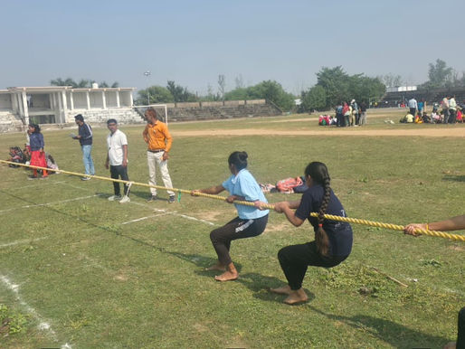 **कुरूद महिला खेलकूद प्रतियोगिता 2025 : रजत जयंती का जलवा… और 132 गांवों में से सिर्फ 35 की हाज़िरी!

कागज़ों पर ‘रजत महोत्सव’, मैदान में ‘खामोशी’—जिला खेल अधिकारी सवालों के घेरे में**