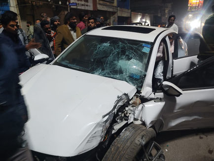 घड़ी चौक पर तेज़ रफ्तार का कहर: खंभे से टकराई कार, एयरबैग बना जीवन रक्षक