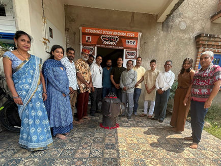  प्रो. शीबा प्रसाद चौधरी और चिरायु सिन्हा सिरामिक उत्सव 2026 का उद्घाटन करते हुए।