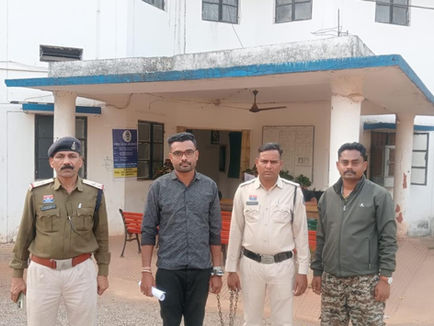 धमतरी पुलिस द्वारा गिरफ्तार म्यूल अकाउंट आरोपी धमेंद्र कुमार साहू।