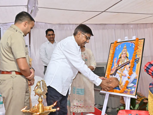 "युवाओं के सपनों को नई उड़ान: धमतरी में डीजीपी अरुण देव गौतम ने ‘Dhamtari Police Ki Pathshala’ का शुभारंभ किया, निःशुल्क पुस्तकालय और बुक बैंक से हजारों विद्यार्थियों को मिलेगा लाभ।"