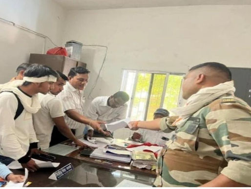 Jail से नामांकन भरने वाला आरोपी मुस्ताक अहमद कोरबा पुलिस सुरक्षा में पर्चा दाखिल करते हुए