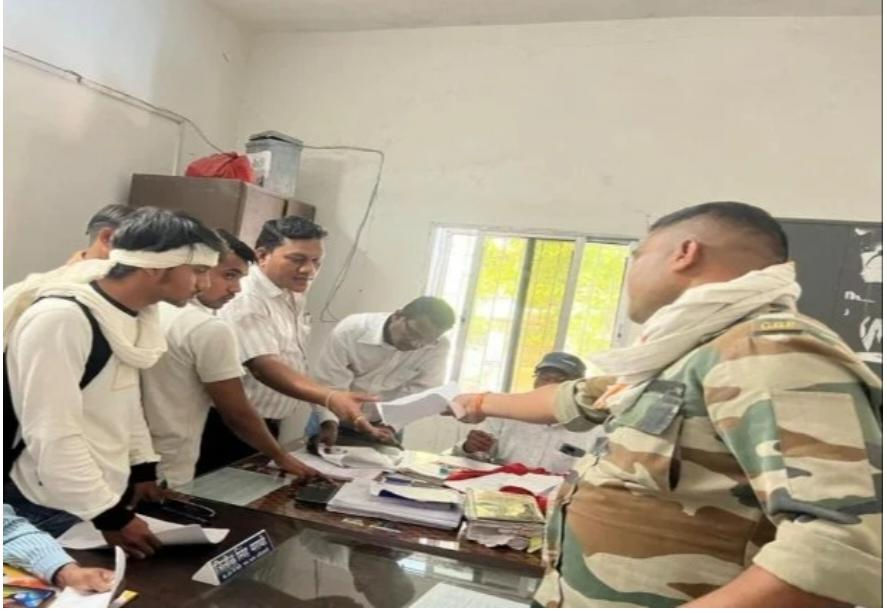 Jail से नामांकन भरने वाला आरोपी मुस्ताक अहमद कोरबा पुलिस सुरक्षा में पर्चा दाखिल करते हुए