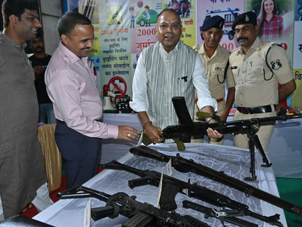 धमतरी राज्योत्सव में पुलिस का मानवीय चेहरा — मुस्कानों के साथ सुरक्षा संदेश, “सेल्फी विथ मी” सबसे लोकप्रिय