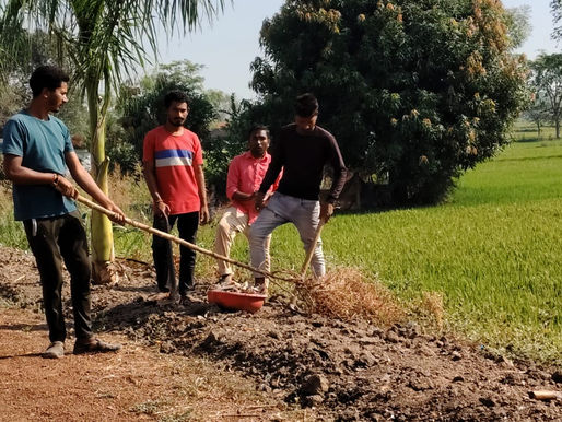 सिंधौरीकला के युवाओं द्वारा तालाब की सफाई का दृश्य - Breaking Now Media