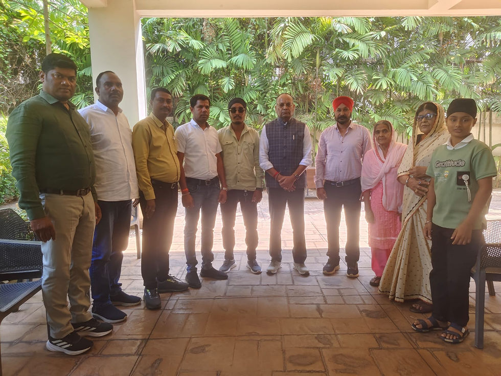 "विधायक अजय चंद्राकर के समक्ष सपरिवार भाजपा प्रवेश करते पूर्व युवा कांग्रेस अध्यक्ष विक्की सरदार"