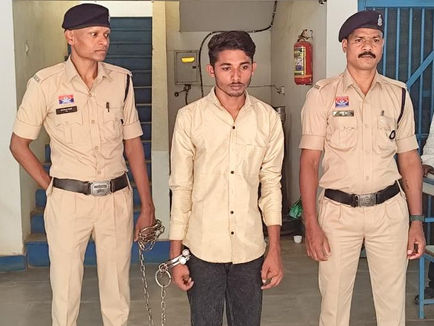 "Dhamtari POCSO Case में रुद्री थाना पुलिस द्वारा नाबालिग से शोषण के आरोपी हरिशंकर सेन को गिरफ्तार कर न्यायालय ले जाते हुए पुलिस टीम की फोटो"