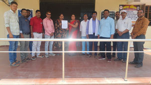 "कुरूद बीईओ नियुक्ति के लिए ज्ञापन सौंपते शिक्षक संघ के पदाधिकारी।"