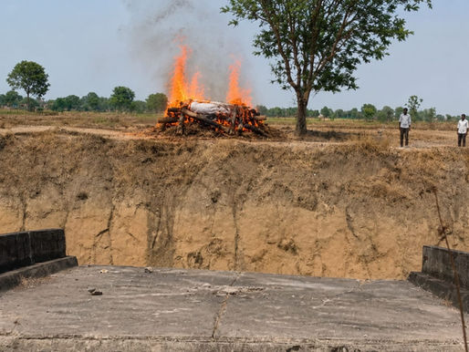 Dhamtari News: खम्हरिया गांव में श्मशान का रास्ता बंद, नाले किनारे चिता जलाने की बेबसी
