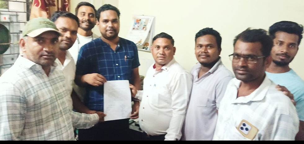 Bhakhara Power Cut News: Sihad village residents submitting electricity complaint to JE Diwakar Dhruv
