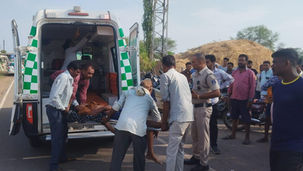"Dhamtari Police Dial 112 ERV Team providing emergency assistance during road accident and medical emergency in Dhamtari district"