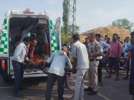"Dhamtari Police Dial 112 ERV Team providing emergency assistance during road accident and medical emergency in Dhamtari district"