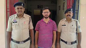 dhamtari IPL ऑनलाइन सट्टा आरोपी गिरफ्तार करते धमतरी पुलिस की कार्रवाई