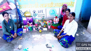 भखारा मणिकंचन सेंटर में कचरे से महक रहे गुलदस्ते तैयार करतीं स्वच्छता दीदियां