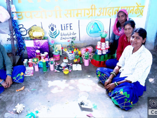 भखारा मणिकंचन सेंटर में कचरे से महक रहे गुलदस्ते तैयार करतीं स्वच्छता दीदियां