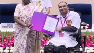 राष्ट्रपति द्वारा राष्ट्रीय सम्मान प्राप्त करते कलाकार बसंत साहू