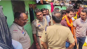 धमतरी गोवंश मामला में साल्हेवार पारा से बरामद 86 किलो संदिग्ध मांस की जांच करते अधिकारी और पुलिसकर्मी