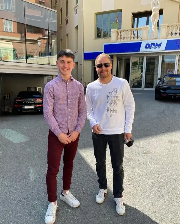 Mathis rencontre Valtteri BOTTAS sur son lieu de stage à Monaco