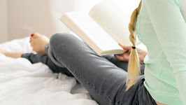 Lesende Frau im Bett